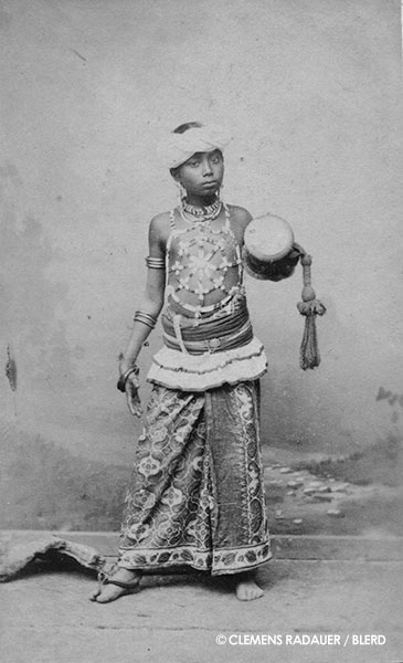 1885: Young Ceylonese in the Hagenbeck show