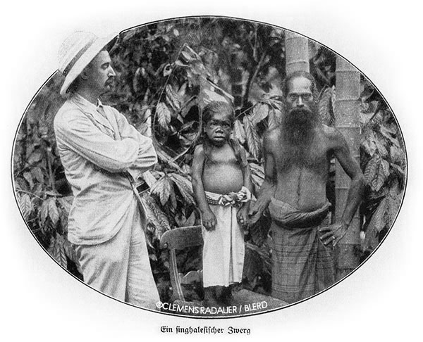 John Hagenbeck (left) with two Singhalesen Dorf (Sinhalese Village) performers